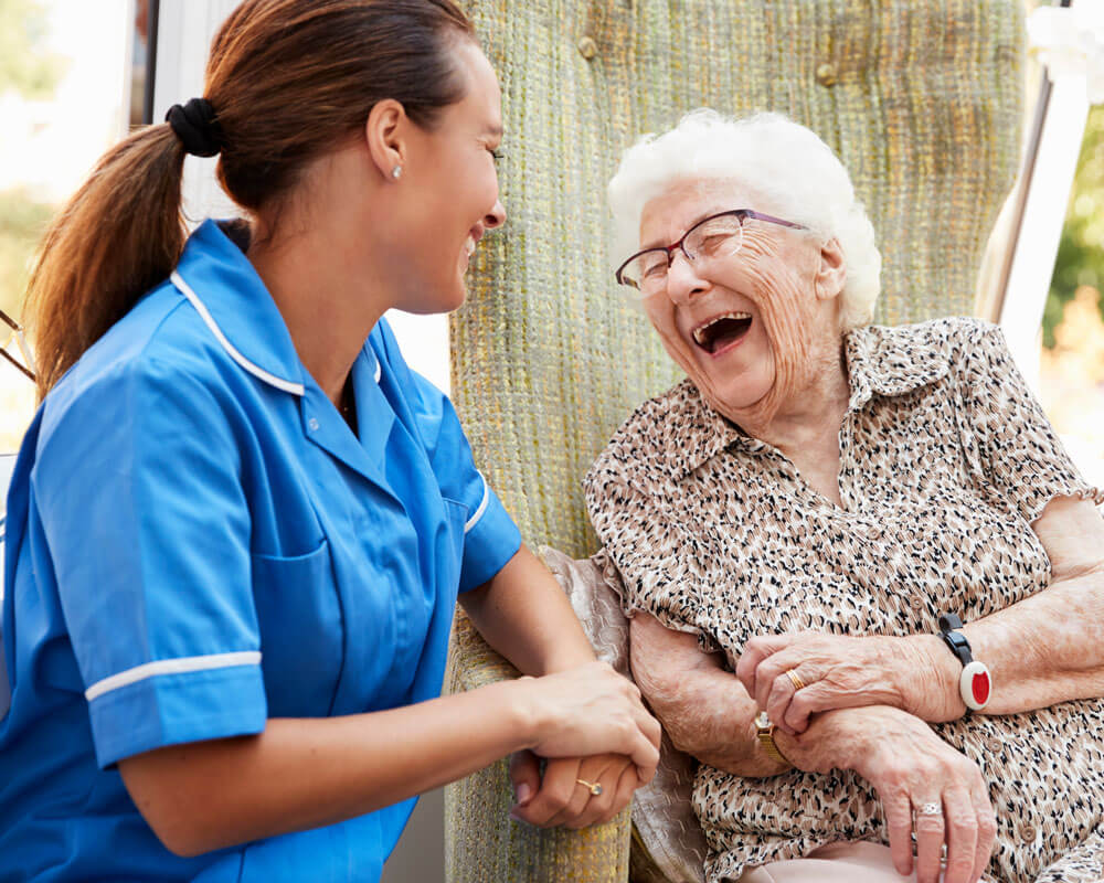 Herzliche Begegnung zwischen Pflegerin und Seniorin